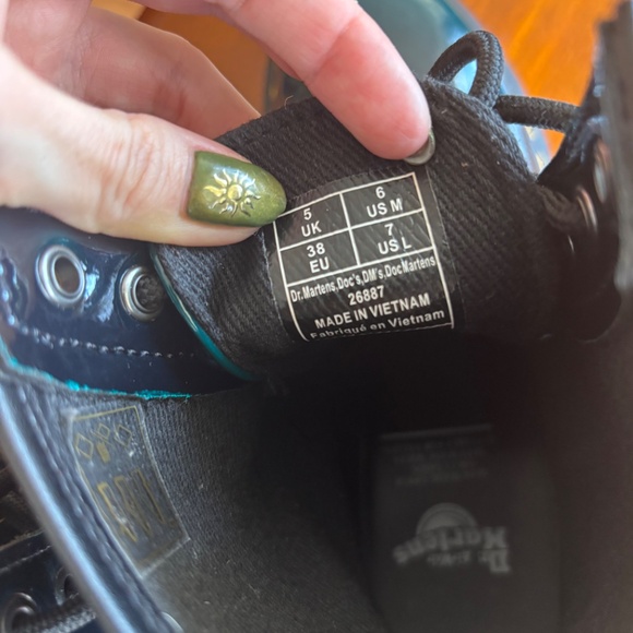 VEGAN 1460 GLOSS LACE UP BOOTS DR MARTENS  SIZE 7 (WOMEN) - Picture 3 of 5